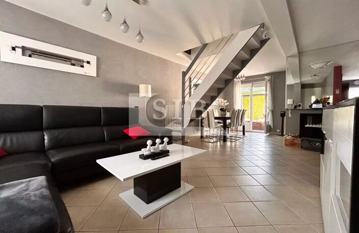 Maison contemporaine avec garage double et jardin — photo 3
