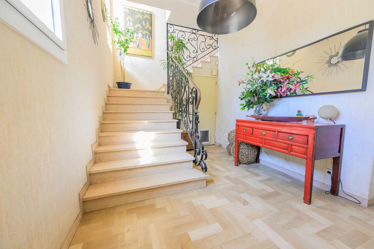 Photo Toulon est - vaste villa avec t3 independant garage  piscine ... image 3/4