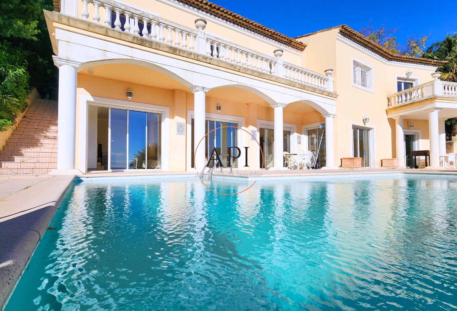 Splendide villa avec piscine offrant une vue imprenable — photo 1