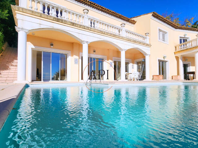 Splendide villa avec piscine offrant une vue imprenable — photo du bien