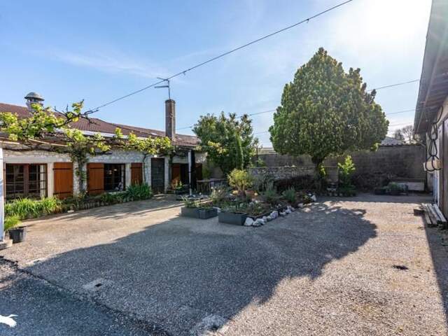 Maison en pierre de 9 pièces principales — photo du bien