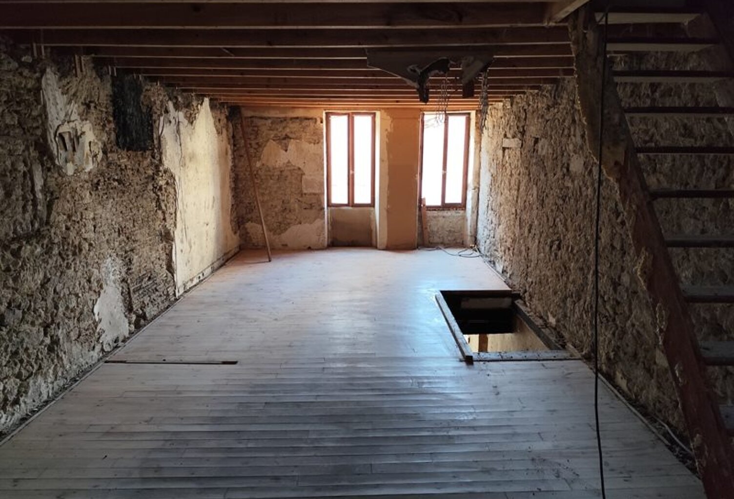 Maison en pierre de 4 pièces principales — photo 1
