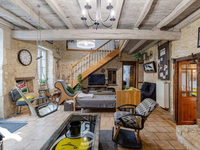 Maison en pierre de 6 pièces principales — photo du bien