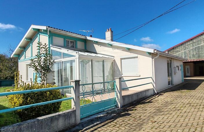 Ensemble immobilier Maison, trois appartements de type T2: 47, 45, 32 m² et dépendances — photo 3