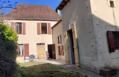A SAISIR Charmante Maison de Bourg en pierre sur 3 niveaux, toitures neuves, 92 m² habitables, 3 chambres et un bureau + grenier de 20 m² aménageable le tout agrémenté d'un Jardinet et une terrasse + un garage et un abris bois, un puits. — photo du bien