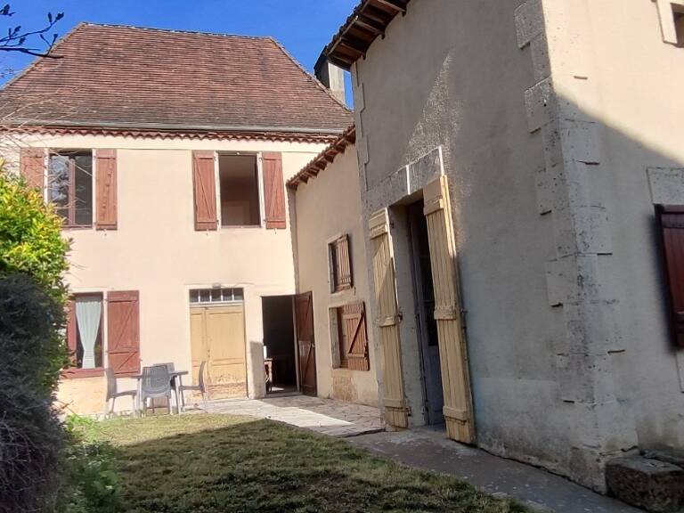 A SAISIR Charmante Maison de Bourg en pierre sur 3 niveaux, toitures neuves, 92 m² habitables, 3 chambres et un bureau + grenier de 20 m² aménageable le tout agrémenté d'un Jardinet et une terrasse + un garage et un abris bois, un puits. — photo 1
