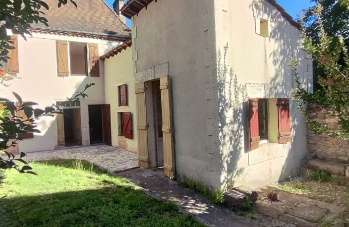 A SAISIR Charmante Maison de Bourg en pierre sur 3 niveaux, toitures neuves, 92 m² habitables, 3 chambres et un bureau + grenier de 20 m² aménageable le tout agrémenté d'un Jardinet et une terrasse + un garage et un abris bois, un puits. — photo 2
