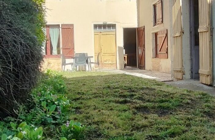 A SAISIR Charmante Maison de Bourg en pierre sur 3 niveaux, toitures neuves, 92 m² habitables, 3 chambres et un bureau + grenier de 20 m² aménageable le tout agrémenté d'un Jardinet et une terrasse + un garage et un abris bois, un puits. — photo 3