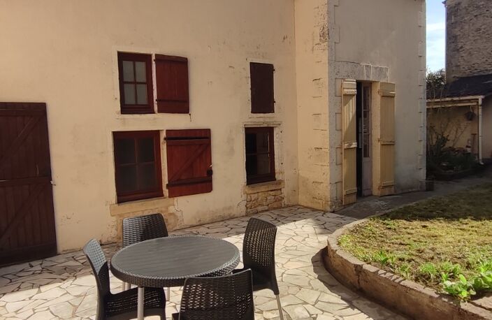 A SAISIR Charmante Maison de Bourg en pierre sur 3 niveaux, toitures neuves, 92 m² habitables, 3 chambres et un bureau + grenier de 20 m² aménageable le tout agrémenté d'un Jardinet et une terrasse + un garage et un abris bois, un puits. — photo 4