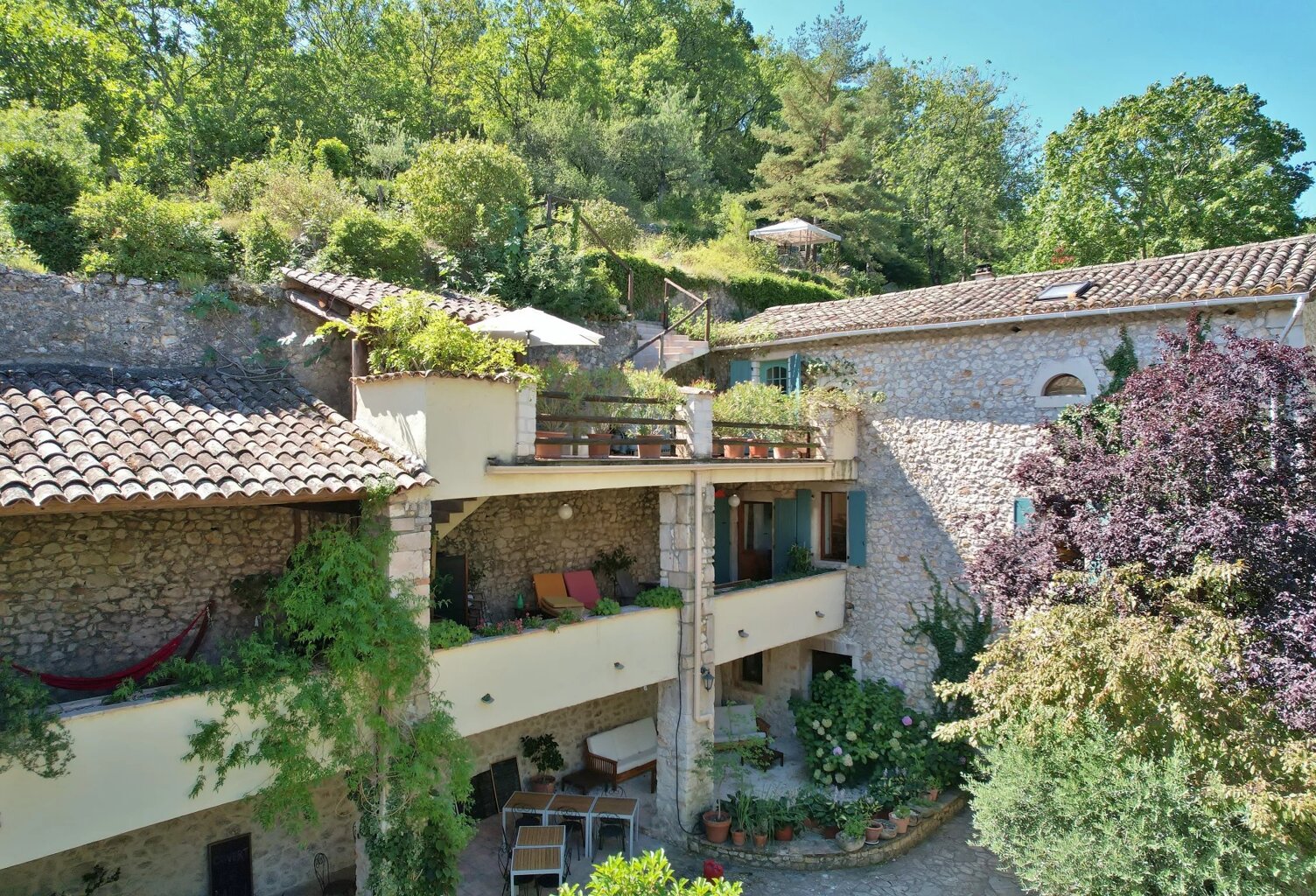 Propriété de village en pierre avec jardin et cour — photo 1