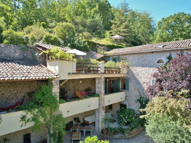 Propriété de village en pierre avec jardin et cour — photo du bien