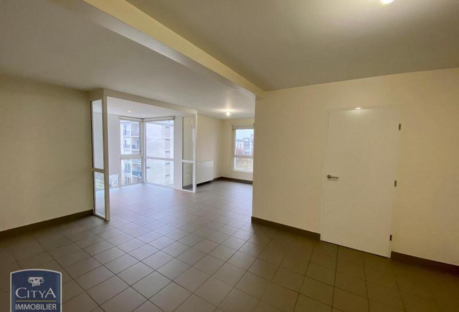 Location appartement 4 pièces 106 m² à Saint-Pierre-des-Corps (37700) — photo 1