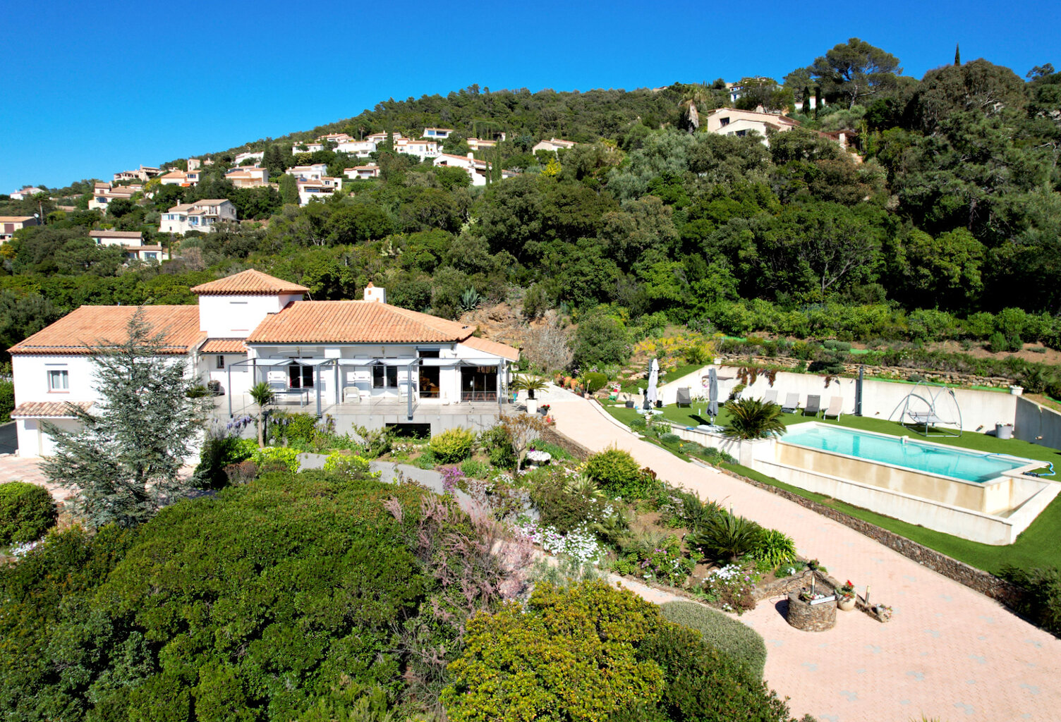 LES ISSAMBRES , VILLA 185 m² , 5 pièces , VUE DEGAGÉE JUSQU'À LA MER — photo 1