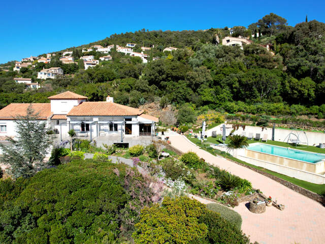 LES ISSAMBRES , VILLA 185 m² , 5 pièces , VUE DEGAGÉE JUSQU'À LA MER — photo du bien