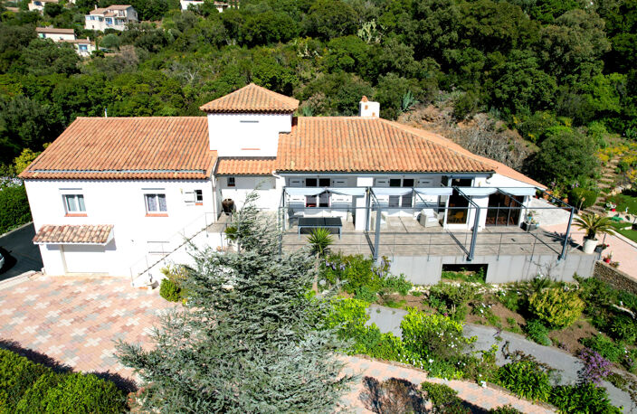 LES ISSAMBRES , VILLA 185 m² , 5 pièces , VUE DEGAGÉE JUSQU'À LA MER — photo 2