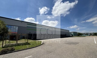 Commerce  10125 m² à louer à Saint-Quentin-Fallavier (38070)
