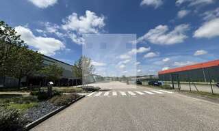 Commerce  10125 m² à louer à Saint-Quentin-Fallavier (38070)