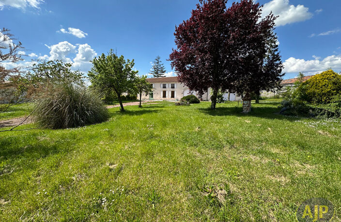 Maison charentaise d'environ 176 m² — photo 3