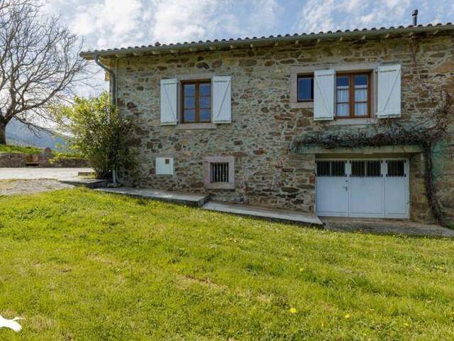 Maison en pierre de 3 pièces principales — photo du bien