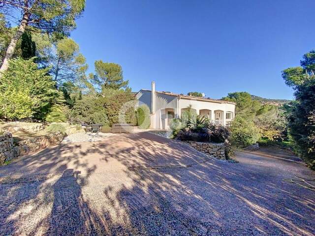 Villa fort potentiel à vendre - Secteur prisé de la Bouverie - Terrain de 3 633m2 divisible et constructible- Au calme - 6 chambres - Appartement indépendant - Piscinable — photo du bien