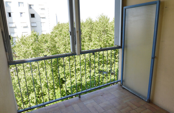Appartement - VAULX-EN-VELIN — photo 4