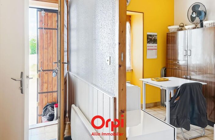 IMMEUBLE DE RAPPORT centre de MONTMARAULT, F2 et F6 et vitrine commerciale — photo 2