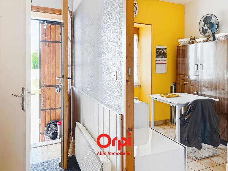 IMMEUBLE DE RAPPORT centre de MONTMARAULT, F2 et F6 et vitrine commerciale — photo 1