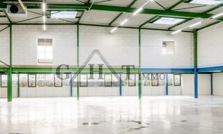 Local industriel  980 m² à louer à Saint-Thibault-des-Vignes (77400)
