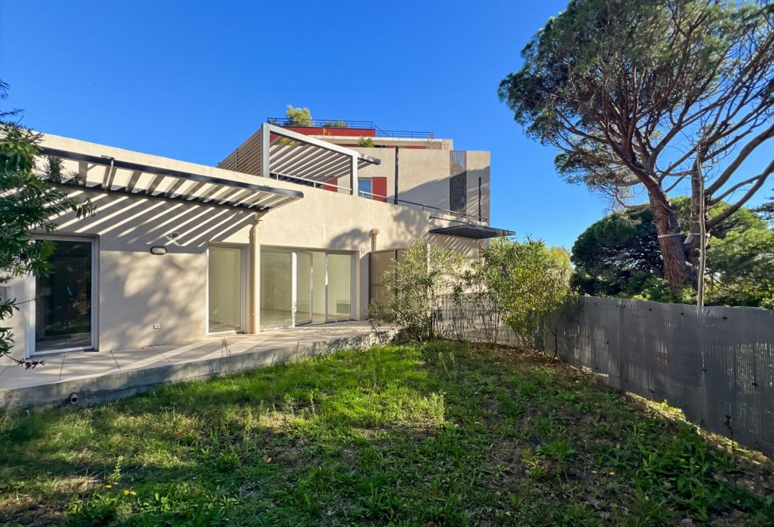 Appartement À Vendre FREJUS 3 PIECES 60M² REZ DE CHAUSSEE — photo 1