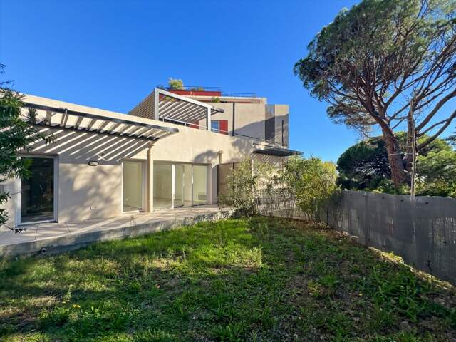 Appartement À Vendre FREJUS 3 PIECES 60M² REZ DE CHAUSSEE — photo du bien