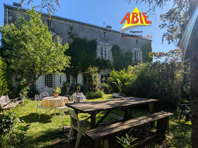 Maison en pierre de 321m2 avec piscine sur Saint-Georges-De- — photo du bien