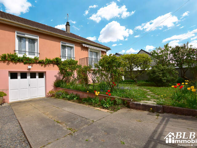 78690 LES ESSARTS LE ROI Charmante maison de 4 pièces avec s — photo du bien
