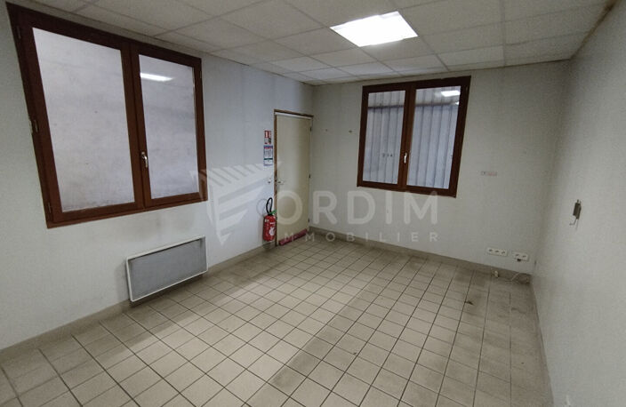 AUXERRE - 30 AV JEAN MERMOZ - LOCAL DE 223M² - GARDIEN VIDEOSURVEILLANCE — photo 4