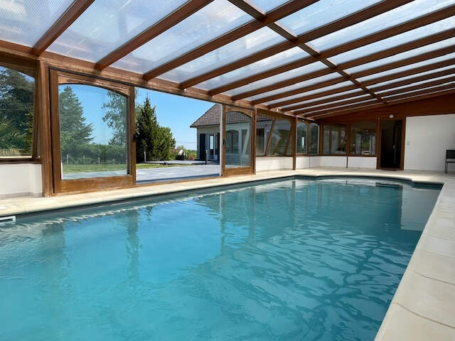 Maison avec piscine intérieure — photo du bien