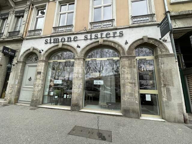 LOCAL COMMERCIAL à LOUER — photo du bien