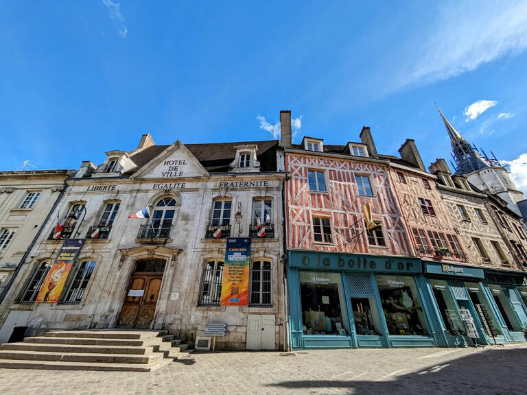 AUXERRE CENTRE VILLE - BUREAUX DE 235M² SUR 3 NIVEAUX — photo 1