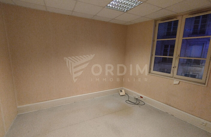 AUXERRE CENTRE VILLE - BUREAUX DE 235M² SUR 3 NIVEAUX — photo 4