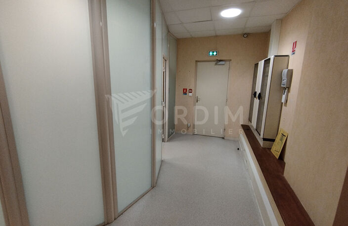 AUXERRE CENTRE VILLE - BUREAUX DE 235M² SUR 3 NIVEAUX — photo 5