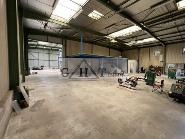Bâtiment indépendant à vendre 770 m²  Grigny — photo du bien