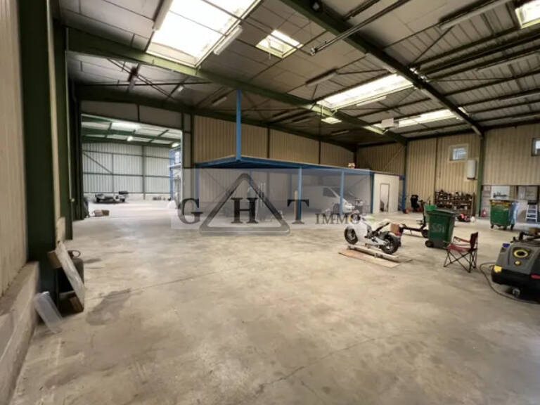 Bâtiment indépendant à vendre 770 m²  Grigny — photo 1
