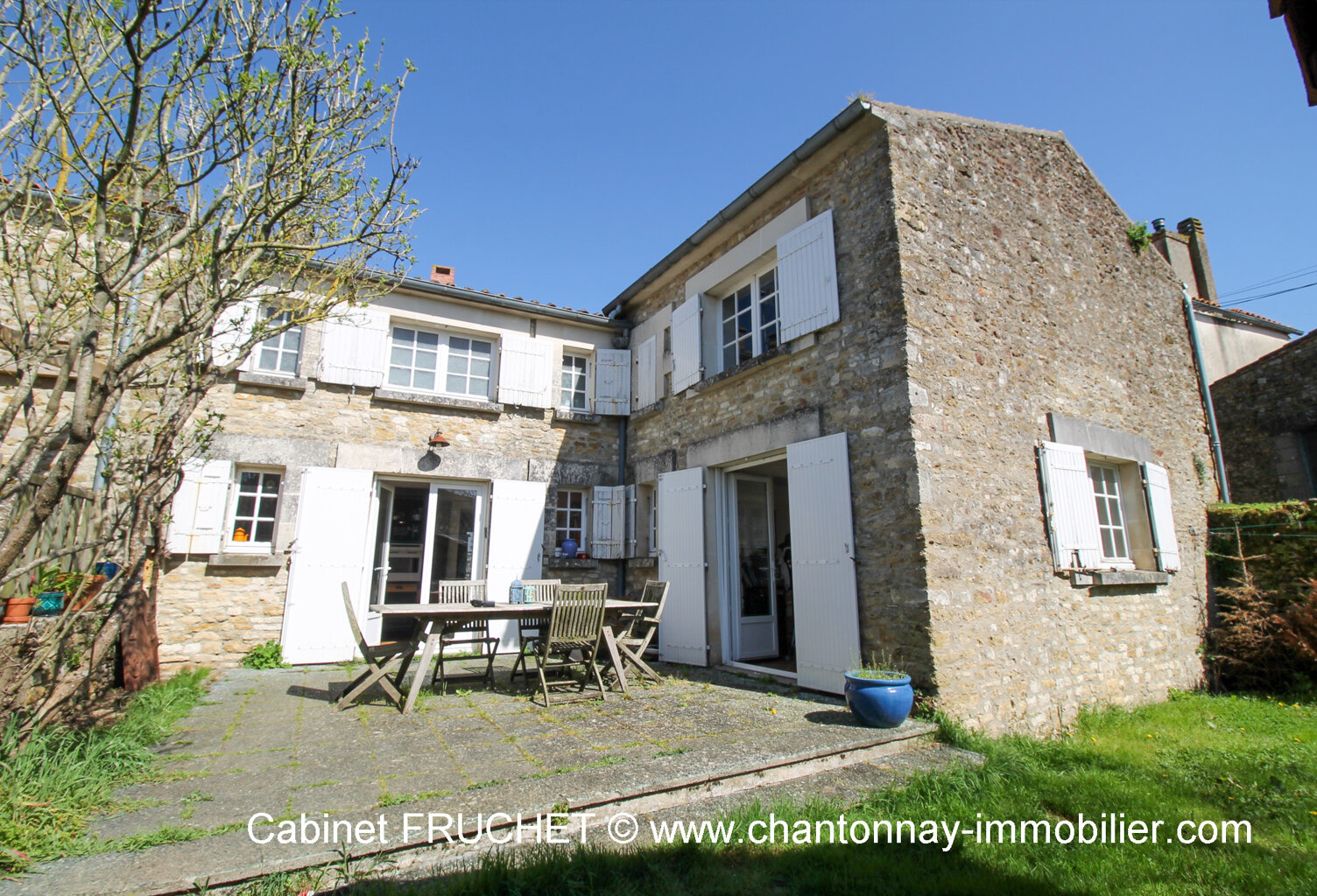 CHANTONNAY - Jolie maison ancienne dans environnement calme — photo 1