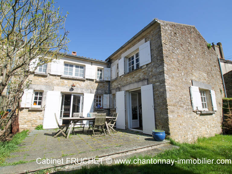 CHANTONNAY - Jolie maison ancienne dans environnement calme — photo 1