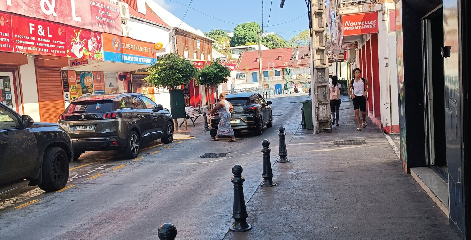 Immeuble centre ville basse terre — photo 1