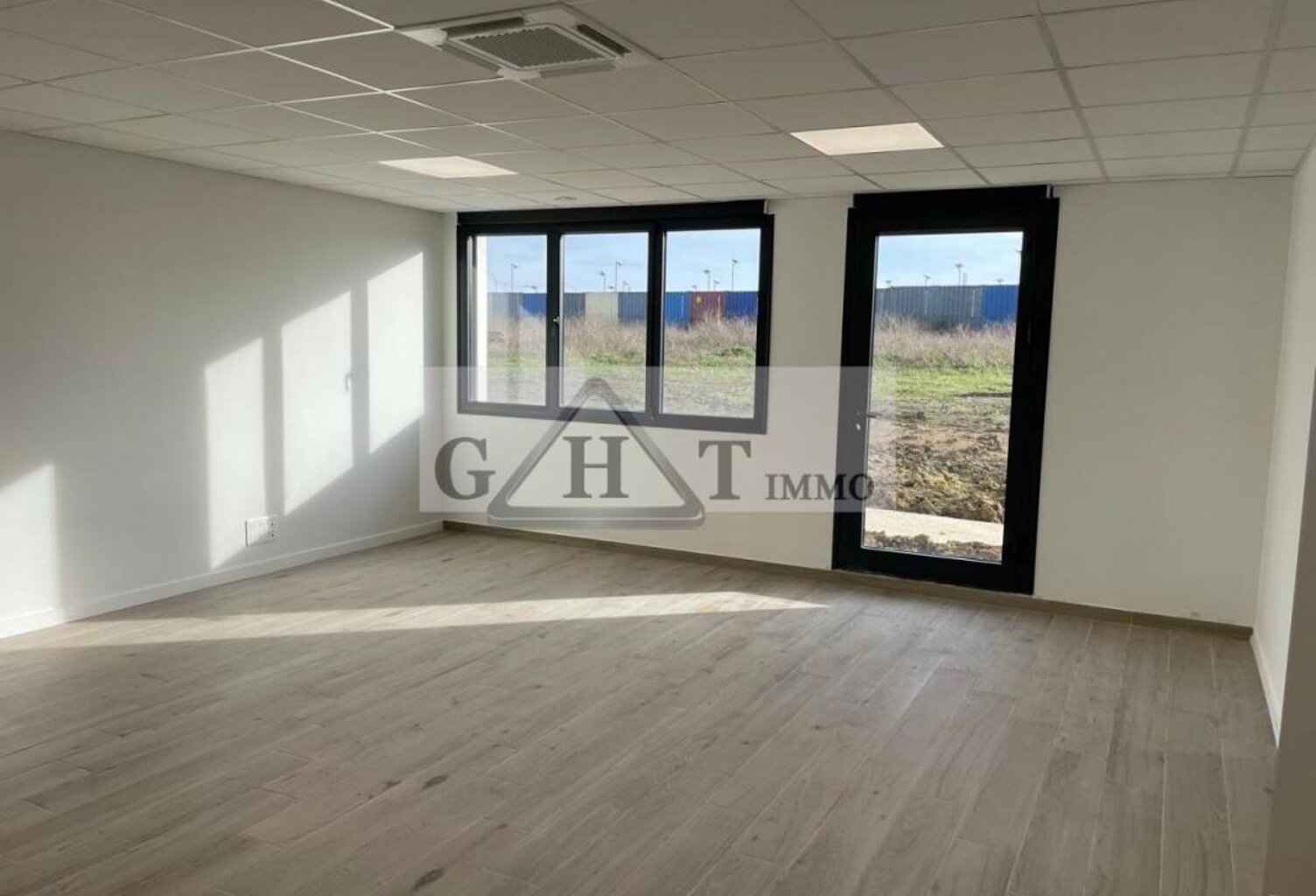 Bureaux + terrain à louer –  296 m² – Neuf – Saint-Pathus — photo 1