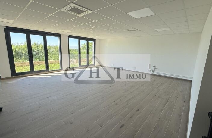 Bureaux + terrain à louer –  296 m² – Neuf – Saint-Pathus — photo 2