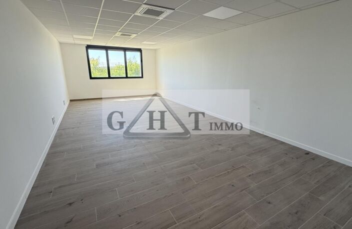 Bureaux + terrain à louer –  296 m² – Neuf – Saint-Pathus — photo 3