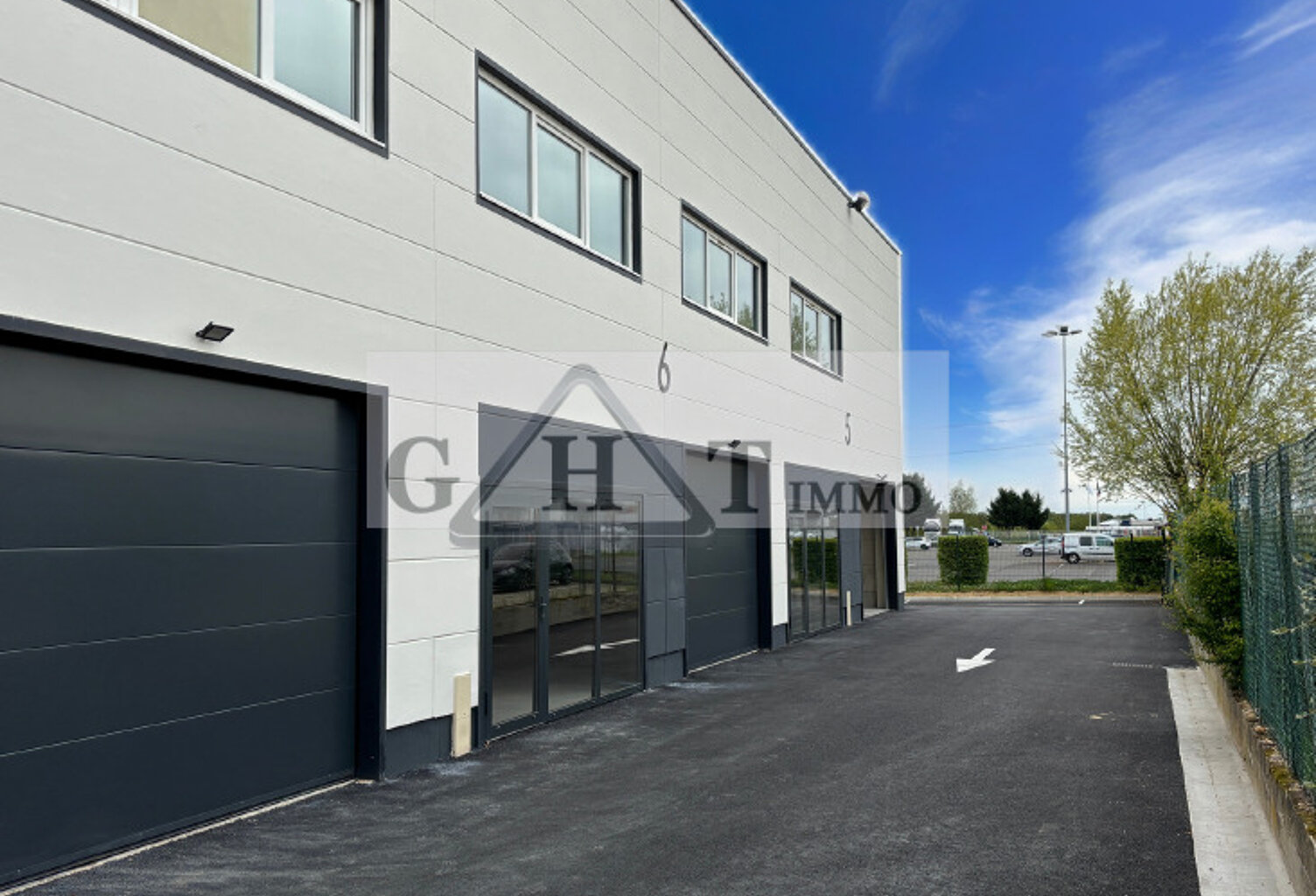 ENTREPOT 274 M² A VENDRE A FONTENAY TRESIGNY — photo 1