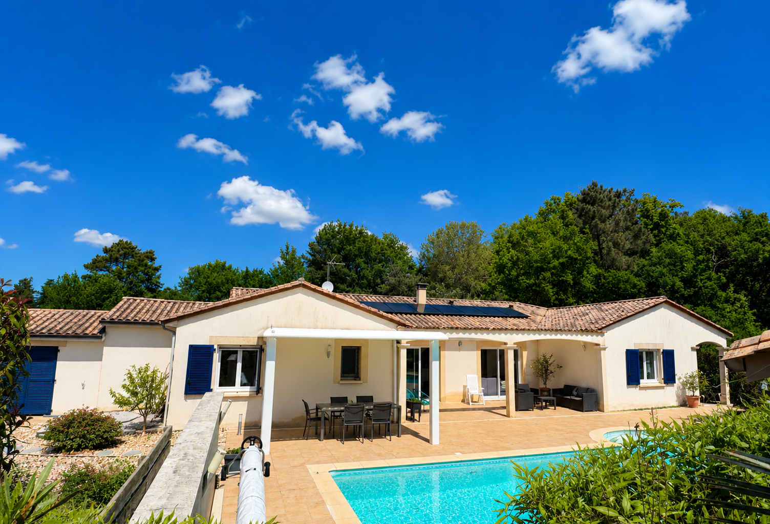 PLAIN PIED 151 m2 hab, 4chs, bureau, piscine, terrain 2127 m — photo 1