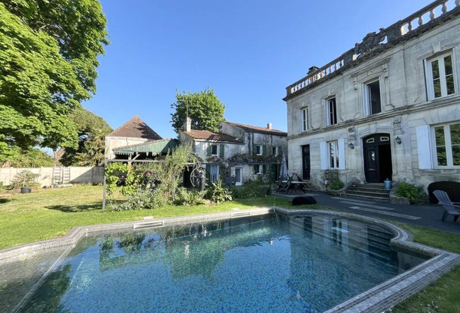 Vente maison 14 pièces 367 m² Saint-Porchaire (17250) — photo 1