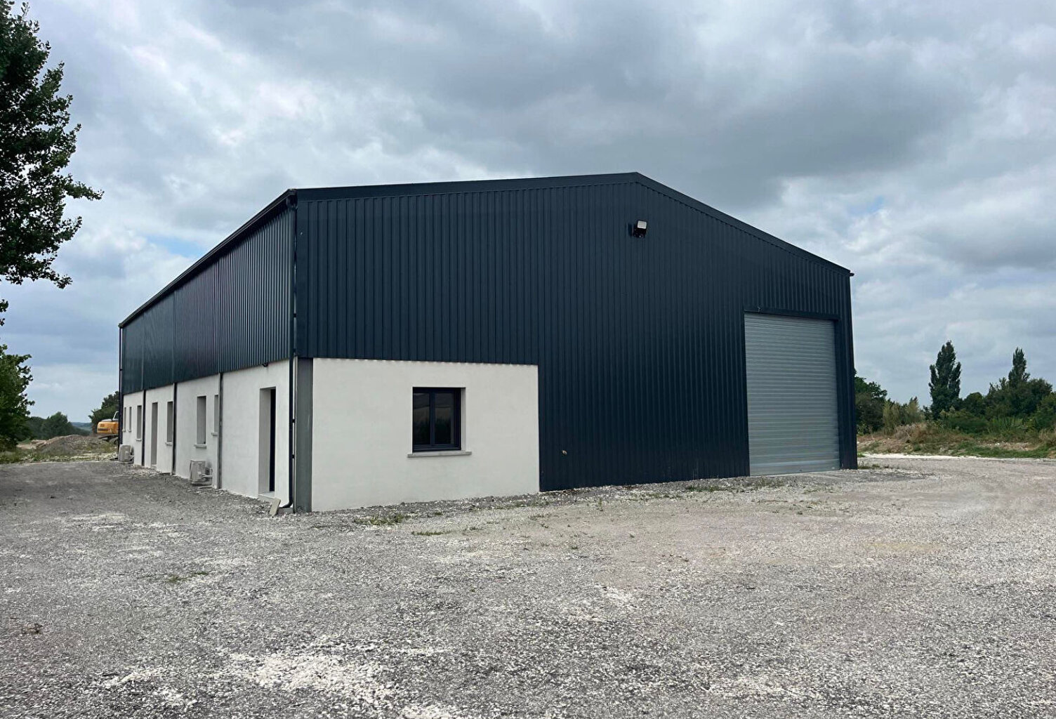 Local professionnel NEUF à CANCON, proche N21 avec accès facile pour camions, d'environ 215 m² avec son parc extérieur attenant. L'entrepôt principal de 155 m² a une grande porte et est attenant aux bureaux d'une surface de 60 m2 (2 bureaux, un hall d'ent — photo 1